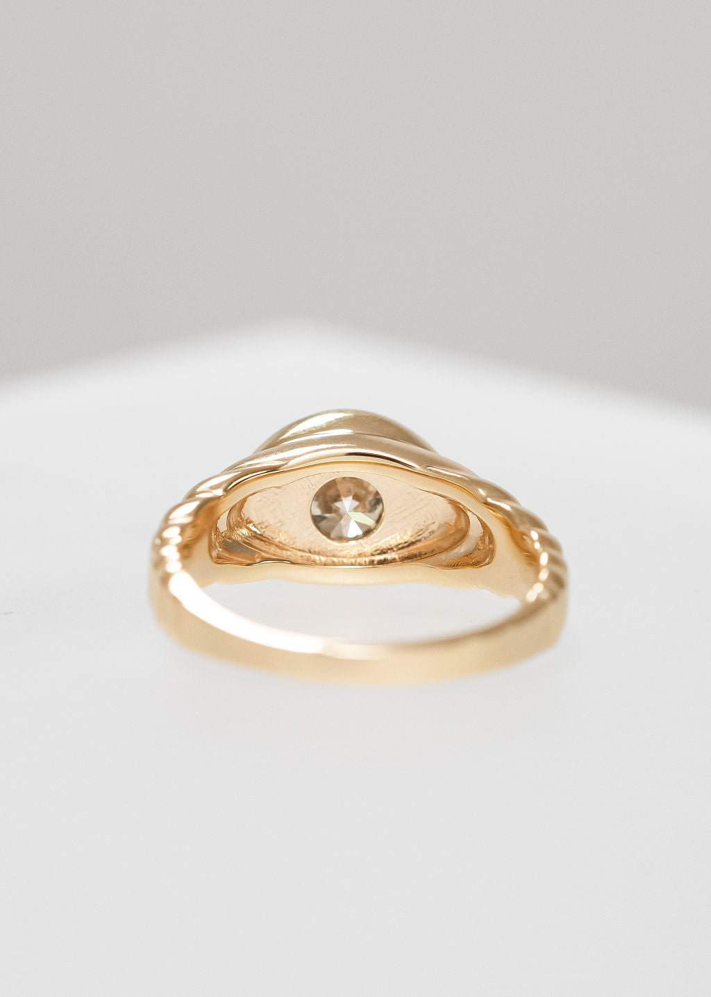 The Vulcan (Ribbed) | 1.07ct Round Diamond | Yellow Gold