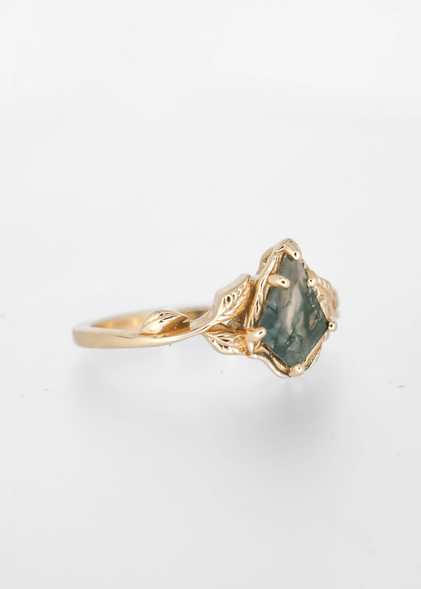 The Mira | .90ct Kite Moss Agate | Yellow Gold