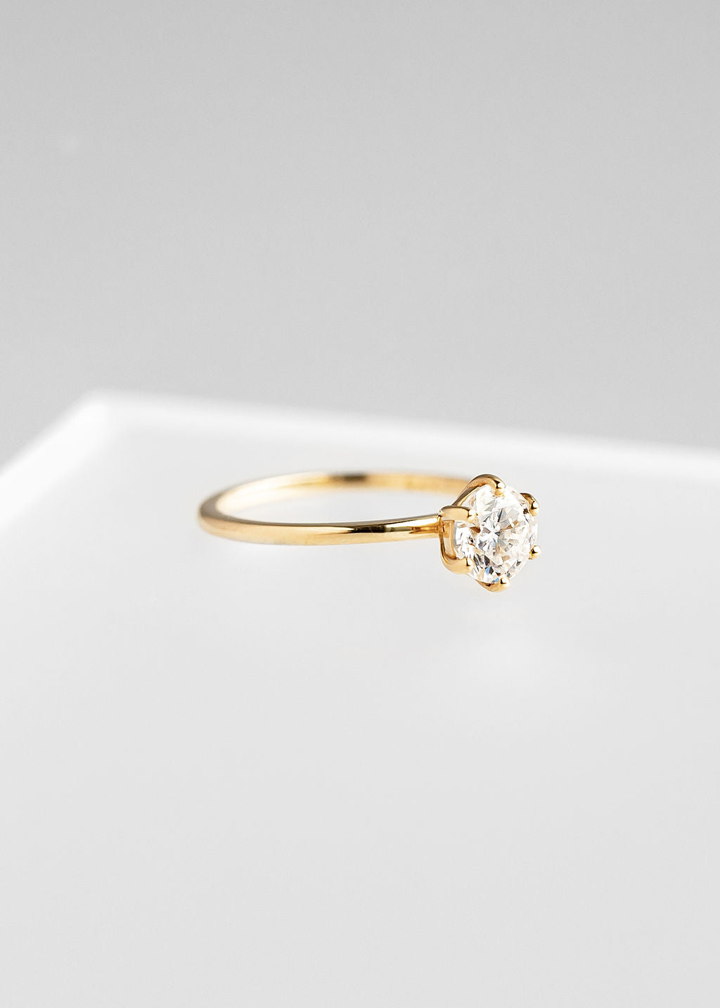 The Helia Ring | 0.90ct Round Natural Diamond | Yellow Gold