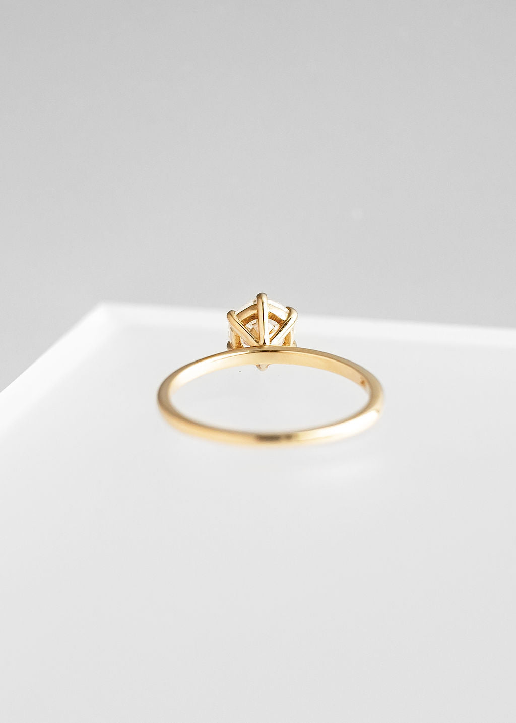 The Helia Ring | 0.90ct Round Natural Diamond | Yellow Gold