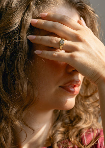 The Vulcan (Ribbed) | 1.07ct Round Diamond | Yellow Gold